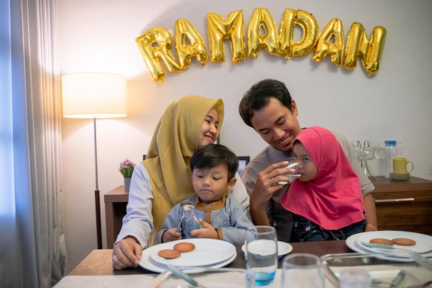 Tradizione di famiglia asiatica che cena iftar insieme