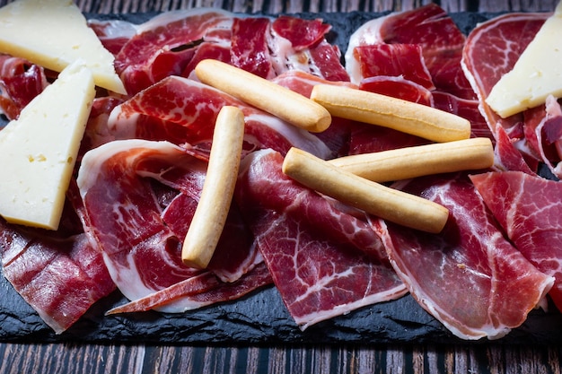 Tradizione e gusto Prosciutto iberico di ghiande e formaggio di pecora vecchio