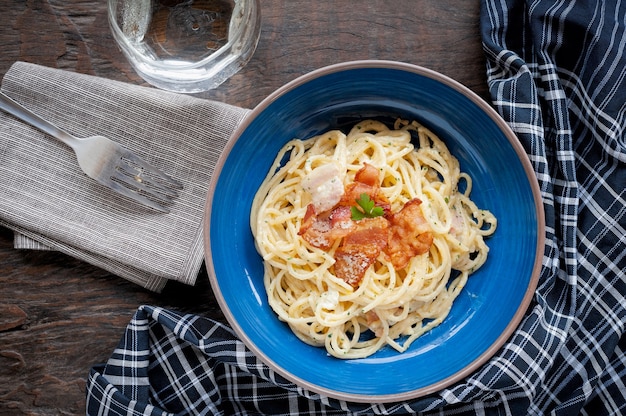 Tradizione italiana pasta alimentare carbonara, spaghetti con pancetta, prosciutto e parmigiano su t