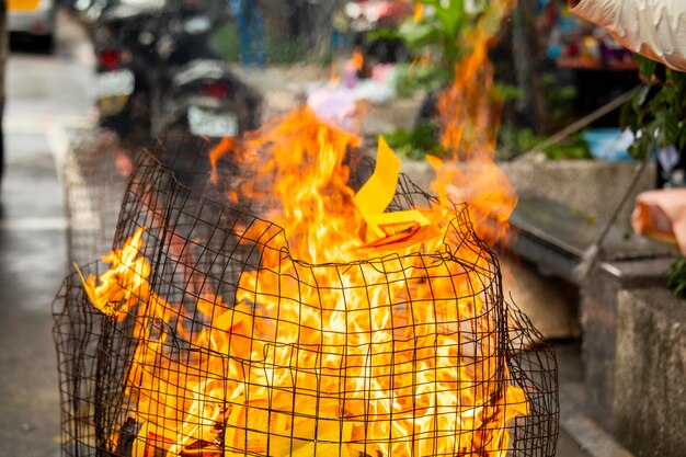 Tradizioni cinesi, usanze religiose, Zhongyuan Purdue, Festival dei fantasmi cinesi, credenti, banconote in fiamme