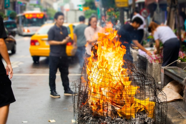 Tradizioni cinesi, usanze religiose, Zhongyuan Purdue, Festival dei fantasmi cinesi, credenti, banconote in fiamme