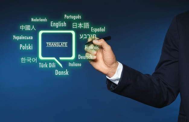 Traduttore che punta allo schermo virtuale con nomi di lingue diverse su sfondo blu primo piano
