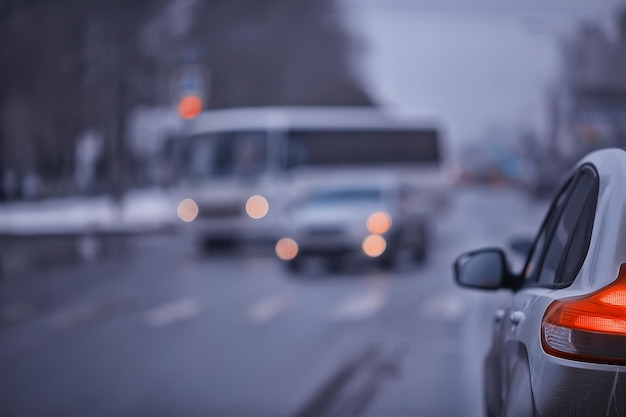 traffico autunnale in città, automobili, vista dal taxi alla pista cupa giornata autunnale