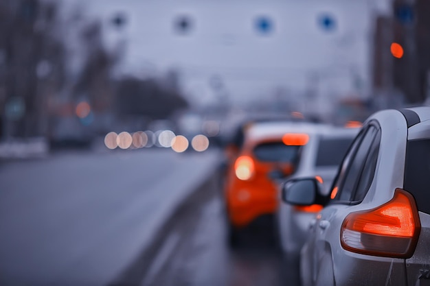 traffico autunnale in città, automobili, vista dal taxi alla pista cupa giornata autunnale