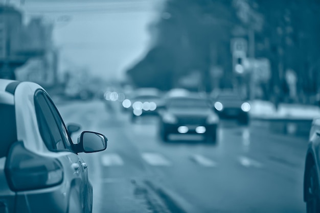 traffico autunnale in città, automobili, vista dal taxi alla pista cupa giornata autunnale