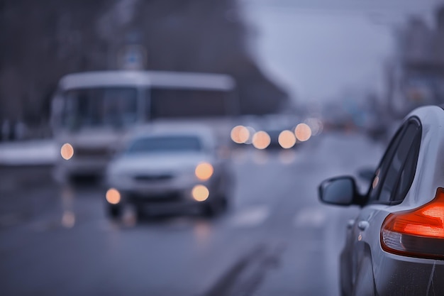 traffico autunnale in città, automobili, vista dalla cabina alla pista cupa giornata autunnale