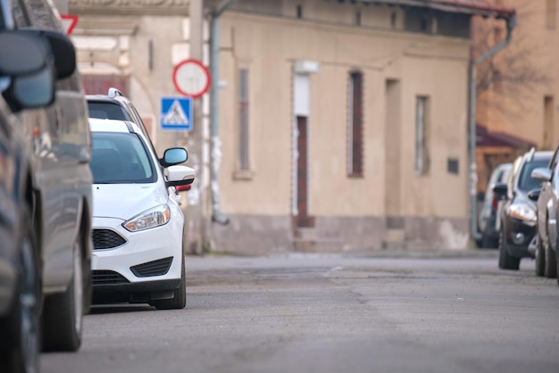 Traffico cittadino con auto parcheggiate in fila sul lato strada