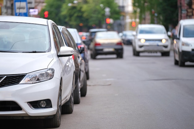 Traffico cittadino con auto parcheggiate in fila sul lato strada