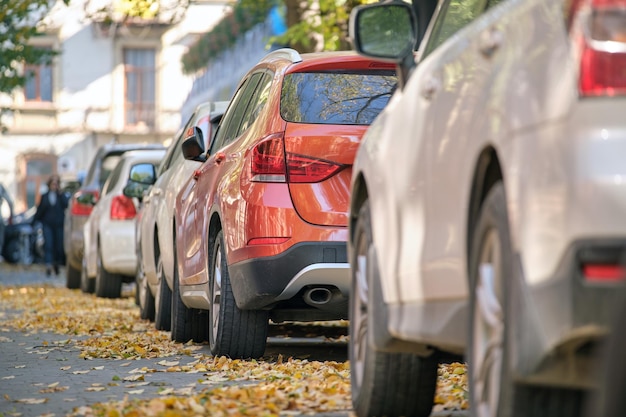 Traffico cittadino con molte auto parcheggiate in fila sul lato della strada