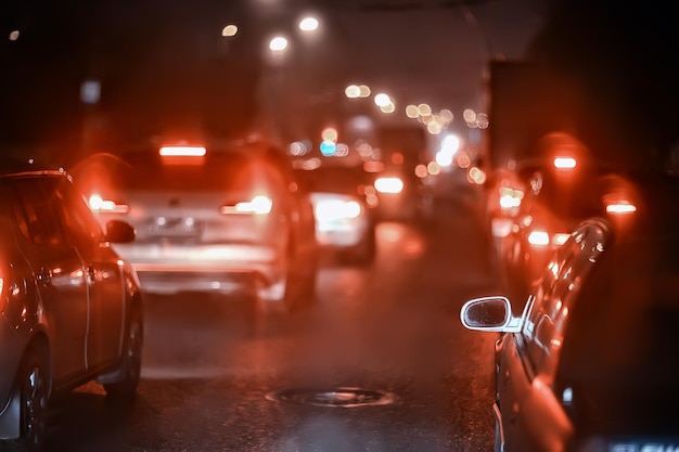 traffico di auto nella città notturna, vista dall'auto, luci astratte sfondo automatico