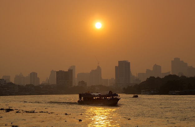 Traffico di barche sul fiume, città di Bangkok.