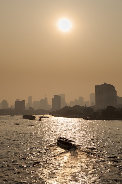 Traffico di barche sul fiume, città di Bangkok.