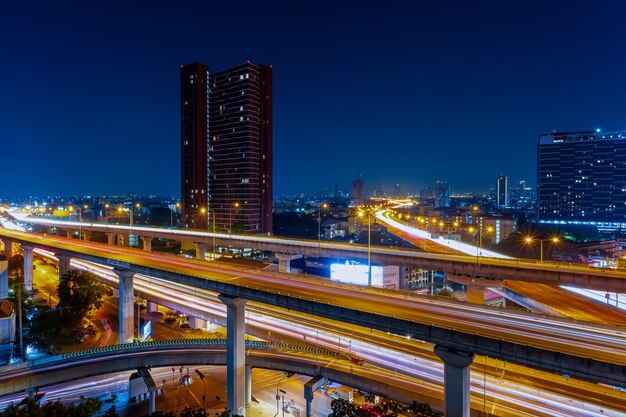 Traffico di notte nella città di Bangkok