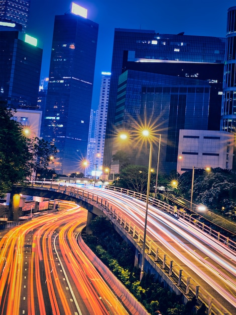 Traffico di strada a Hong Kong di notte