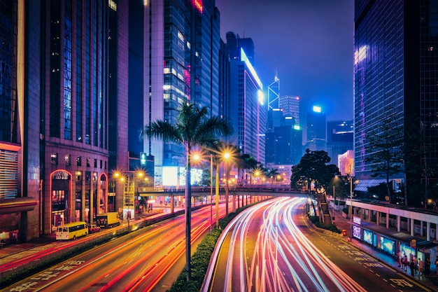 Traffico di strada a Hong Kong di notte