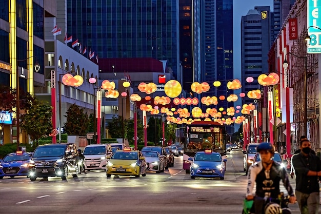 Traffico e luci della città a Singapore di notte