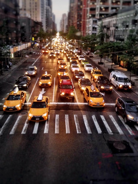 Traffico in strada in città