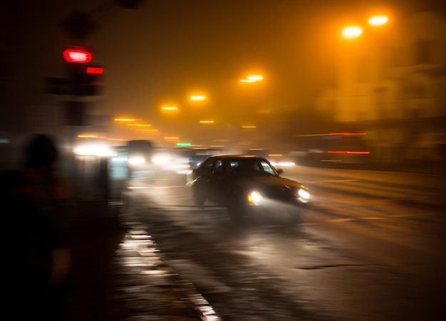 Traffico intenso in movimento sulla strada di notte. Sfocatura da movimento intenzionale