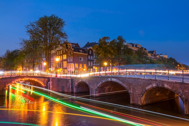 Traffico notturno in estate Amsterdam