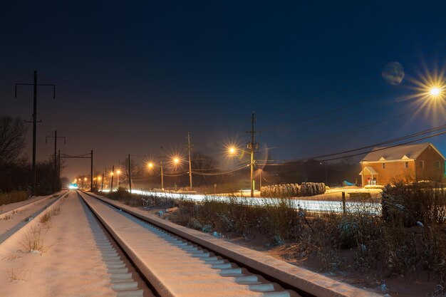 Traffico notturno sotto la neve