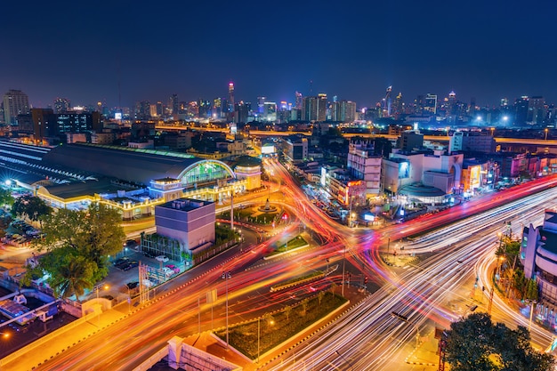 Traffico presso l&#39;intersezione Hua Lamphong e la stazione ferroviaria di Hua Lamphong di notte a Bangkok