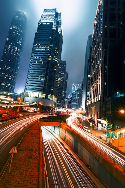 Traffico stradale al tramonto crepuscolare a Hong Kong.