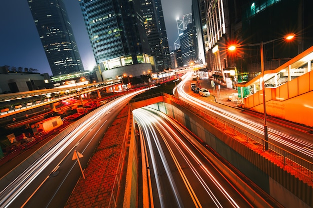 Traffico stradale al tramonto crepuscolare a Hong Kong.