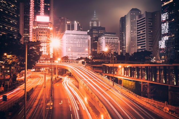 Traffico stradale al tramonto crepuscolare a Hong Kong.