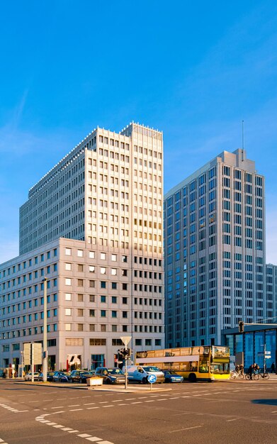 Traffico stradale e automobilistico e persone sulla stazione Bahnhof con architettura moderna in Potsdamer Platz a Berlino centro città tedesca