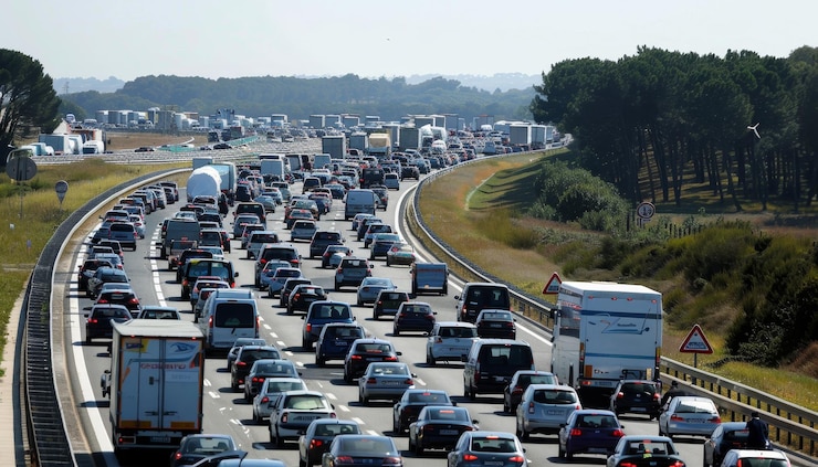 Foto traffico trafficato sull'autostrada a10 in francia in direzione di bordeaux in una calda giornata estiva