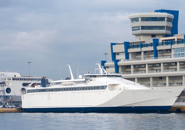 Traghetti passeggeri al porto del Pireo ad Atene in Grecia