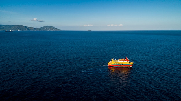 Traghetto a vela nell'oceano. Viaggi Vacanze Ricreazione Turismo Paradiso.