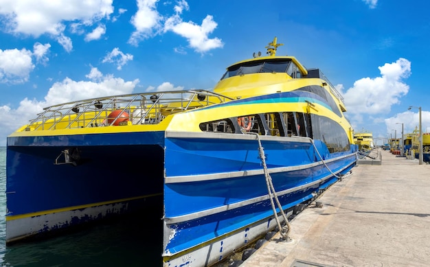 Traghetto ad alta velocità al terminal di Isla Mujeres in attesa che i passeggeri tornino a Cancun