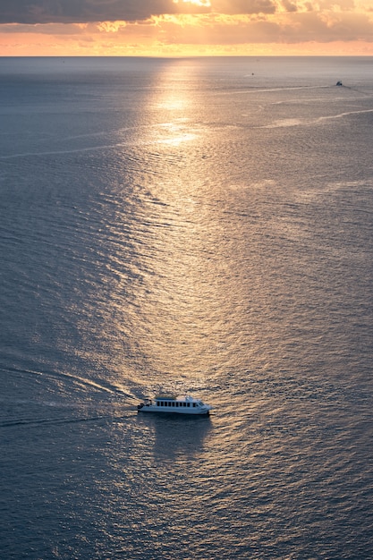 Traghetto che naviga nel mare