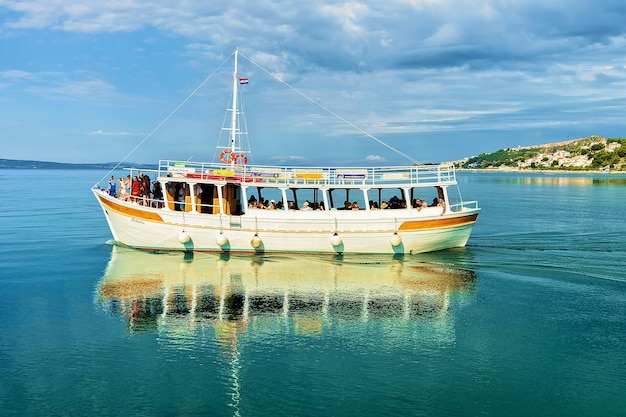 Traghetto con persone a bordo nel mare Adriatico a Omis, Croazia