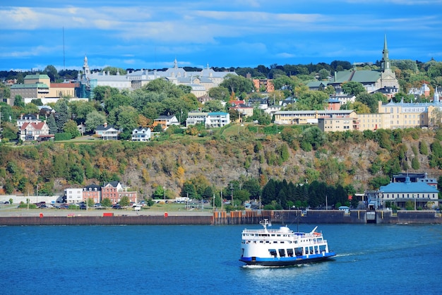 Traghetto nel fiume a Quebec City con cielo blu.