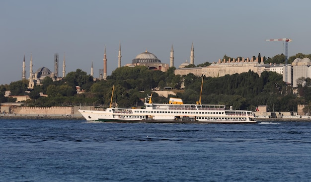 Traghetto nello stretto del Bosforo Istanbul Turchia