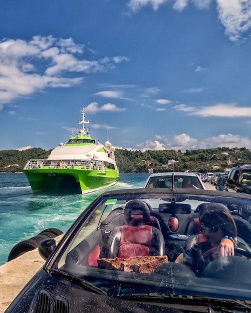 Traghetto passeggeri e automobili al porto dell'isola di Skiathos in Grecia