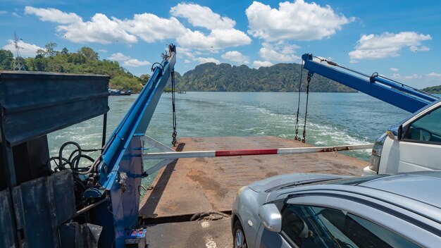 traghetto per auto sul mare.