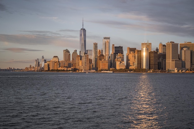 Traghetto per Manhattan. Vista di Manhattan dall'acqua al tramonto, New York, Stati Uniti