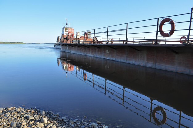 Traghetto sul grande fiume