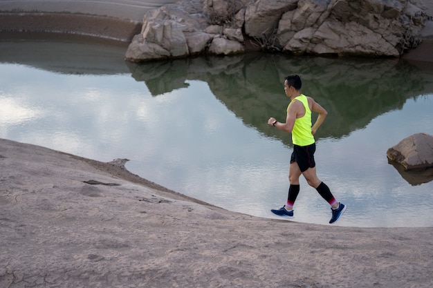 trail running su una strada di campagna