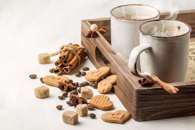 Traino tazza di cappuccino con biscotti come cuori