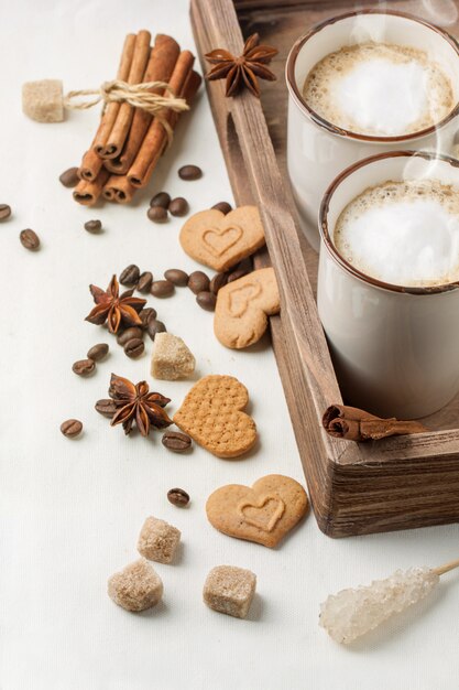 Traino tazza di cappuccino con biscotti come cuori