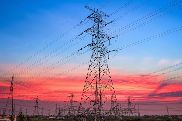 Tralicci elettrici nella sottostazione di trasformazione con un bellissimo tramonto skyxA