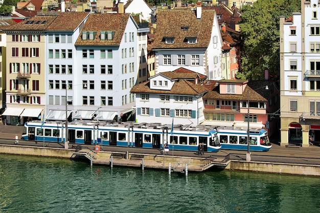 Tram a Limmatquai del centro della città di Zurigo, Svizzera. Persone sullo sfondo. Visto dalla collina di Lindenhof