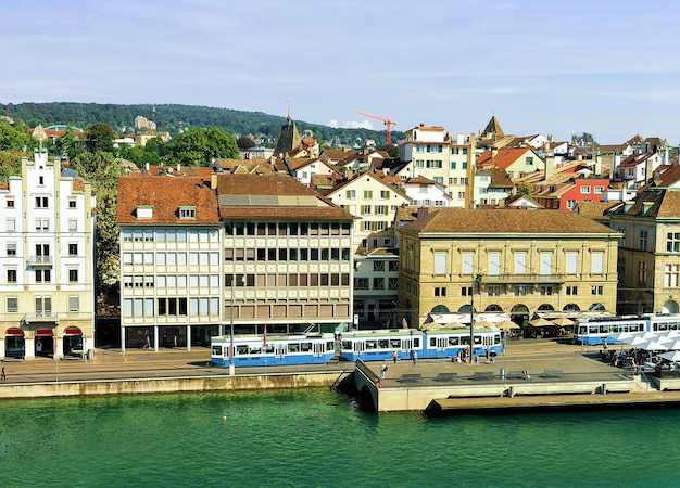 Tram a Limmatquai nel centro della città di Zurigo, Svizzera. Persone sullo sfondo. Visto dalla collina di Lindenhof