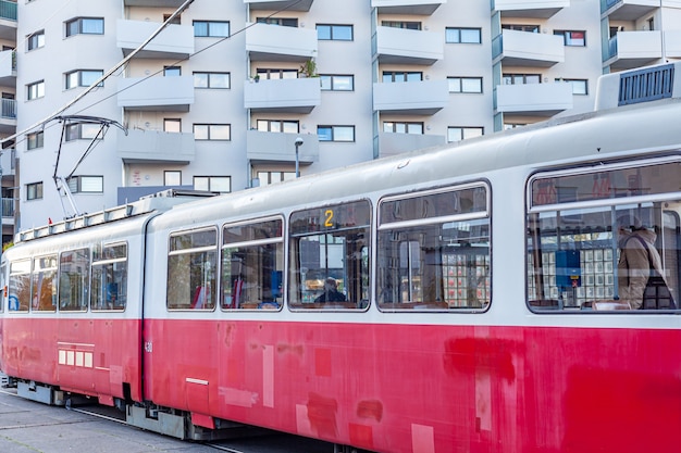 Tram alla fermata in centro città, mezzi pubblici.