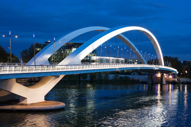 Tram che attraversa il ponte di notte, Lione, Francia.