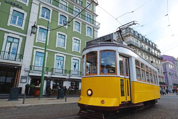 Tram d'epoca nel centro della città di Lisbona Lisbona, Portogallo in un giorno d'estate